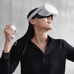 lady uses oculus quest 2